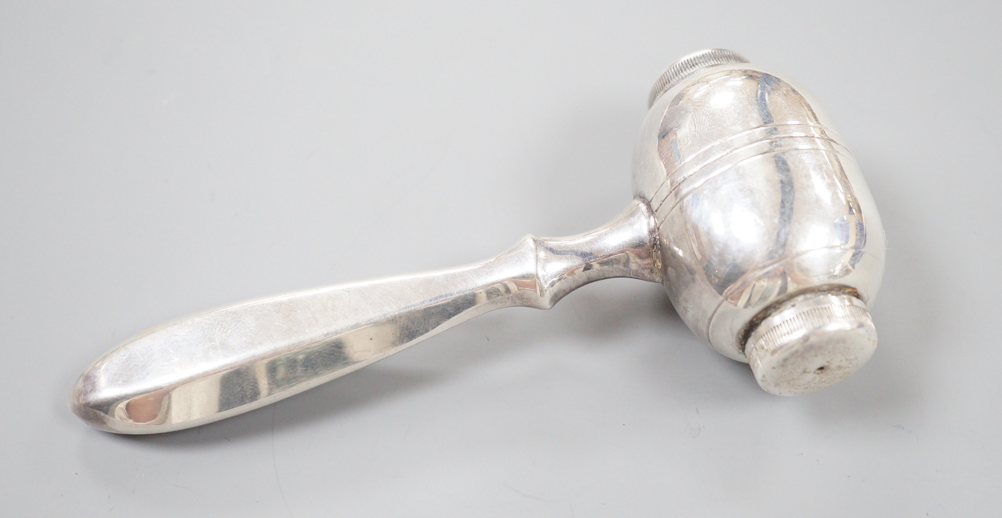 A novelty silver plated condiment dispenser, modelled as a gavel, 14cm.